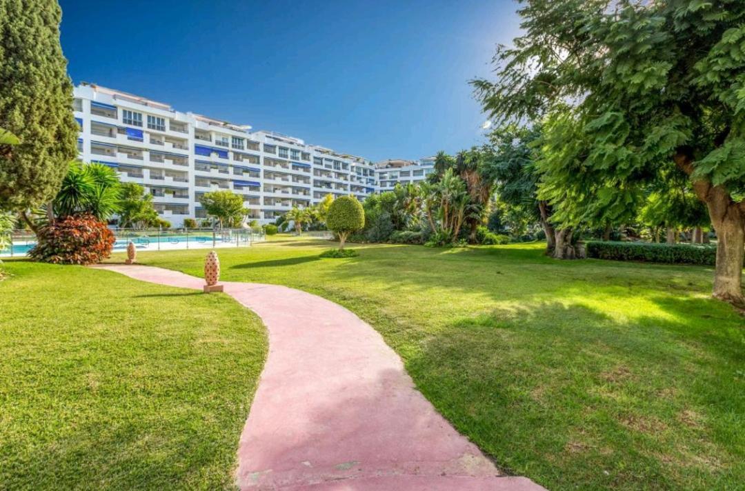 Apartment Oasis With 2 Bedrooms In Jardines Del Puerto Marbella